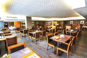 2 restaurantes; se sirven desayunos 