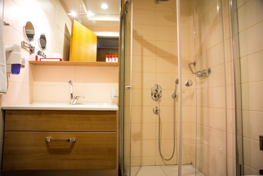 junior suite, 1 double bed with sofa bed | bathroom | shower, free toiletries, hair dryer, slippers