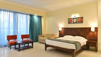 Caja de seguridad en la habitación y escritorio