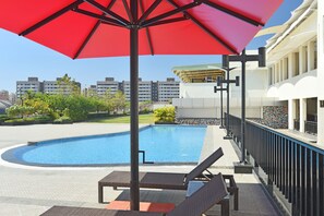 2 outdoor pools