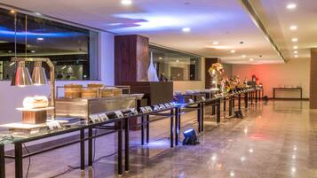 Desayuno con opciones de la cocina local todos los días (con cargo)