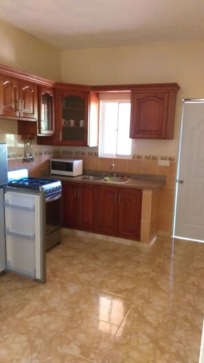 Departamento familiar, 3 habitaciones, con acceso para personas discapacitadas, vista al jardín | Cocina privada | Refrigerador, horno, parrilla de estufa y cafetera y tetera