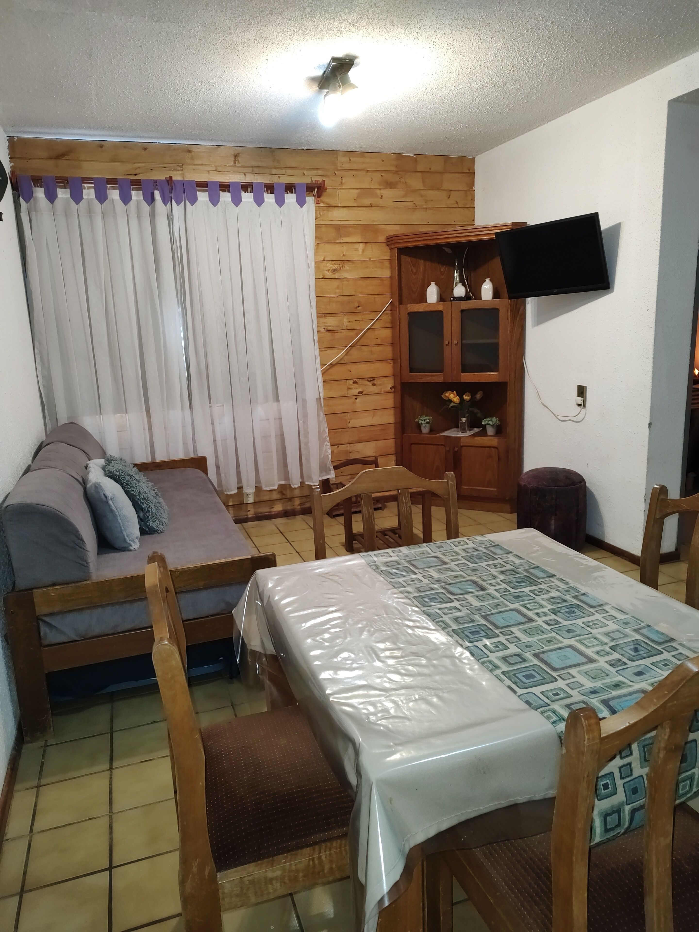 Apartamento | Zona de estar | Televisión de pantalla plana de 29 pulgadas con canales por cable