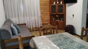 Apartamento | Zona de estar | Televisión de pantalla plana de 29 pulgadas con canales por cable