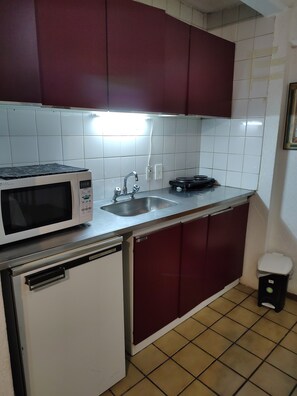 Apartamento | Cozinha privada | Geladeira, micro-ondas, cooktop, cafeteira/chaleira