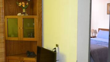 Apartamento | Zona de estar | Televisión de pantalla plana de 29 pulgadas con canales por cable