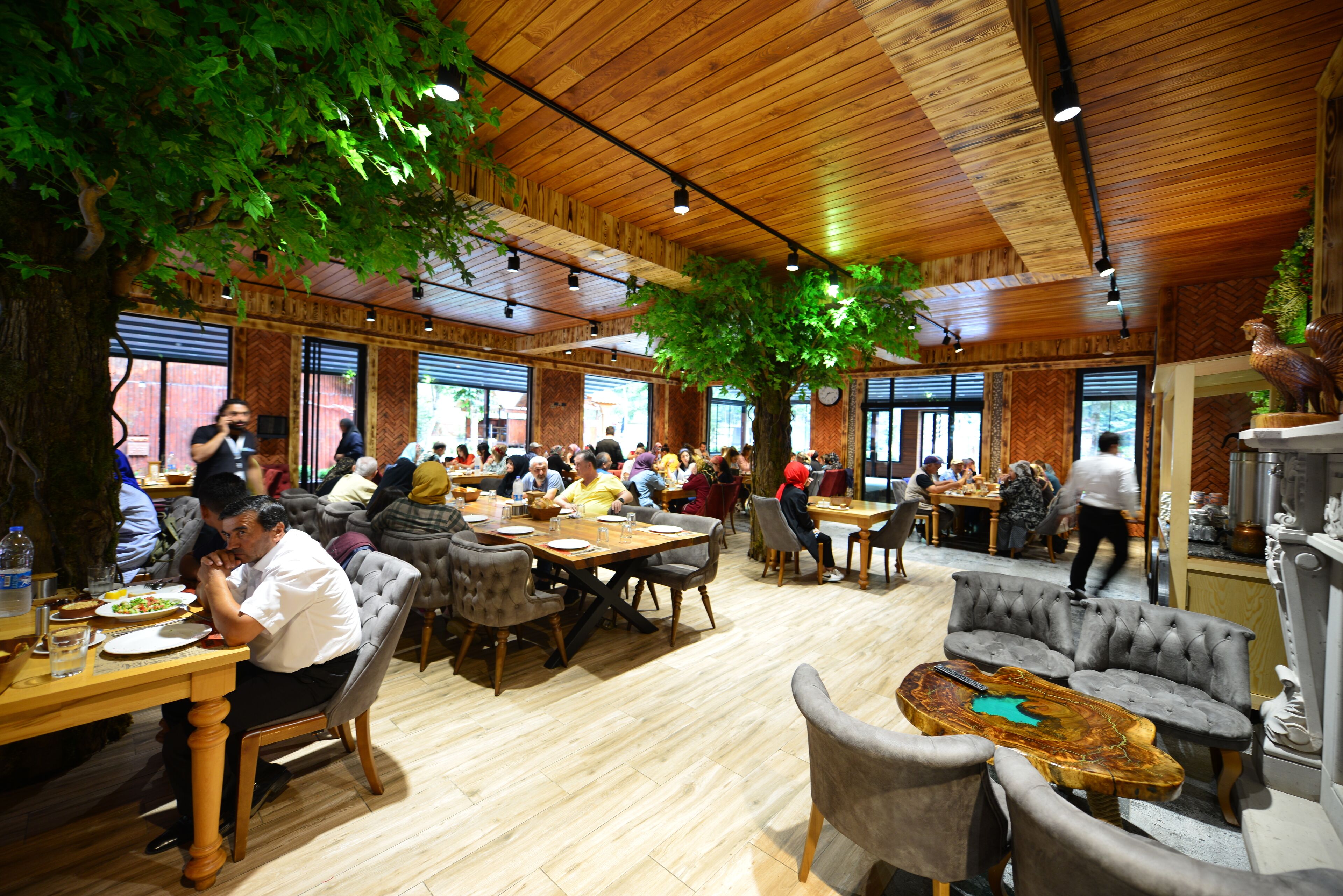 Breakfast, lunch and dinner served