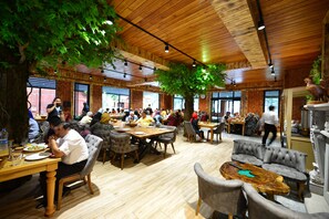 早餐，供應午餐和晚餐