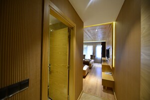 Standard Üç Kişilik Oda | Minibar, masa, ses yalıtımı, ütü/ütü masası 