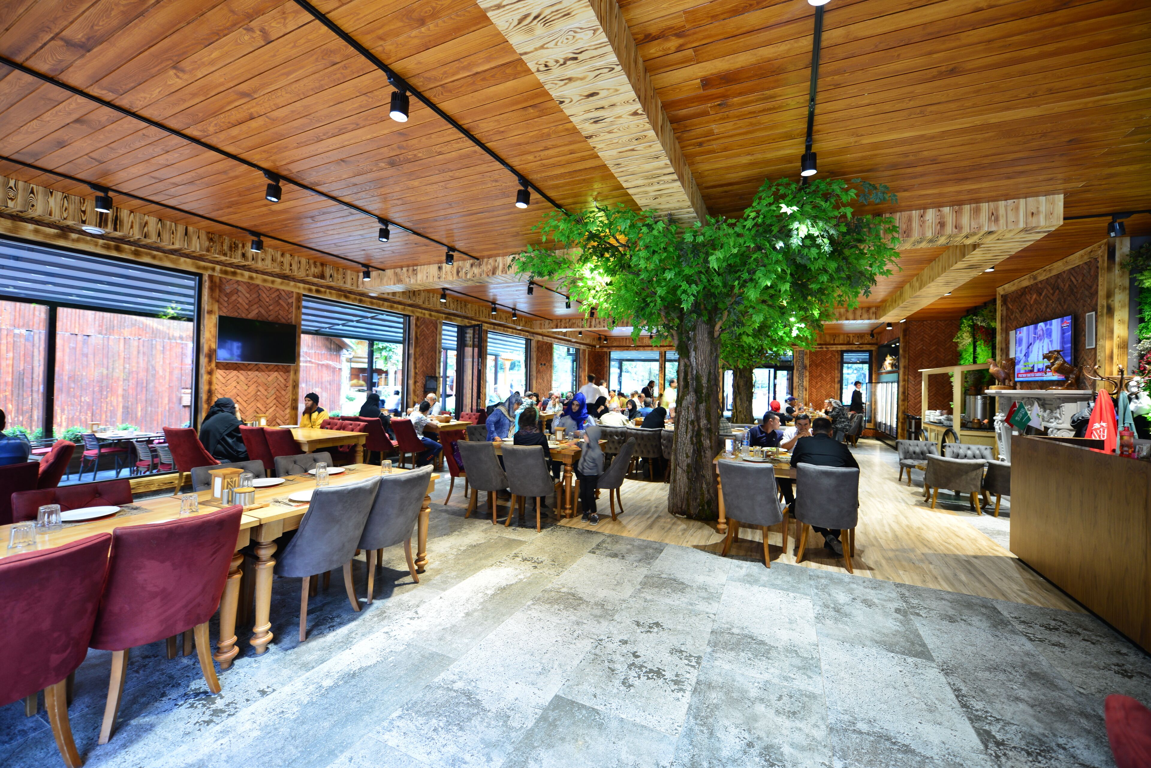 朝食、ランチ、ディナーに営業