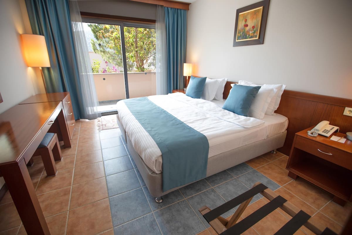 Suite, 1 slaapkamer, tuin | 1 slaapkamer, luxe beddengoed, een minibar, een kluis op de kamer