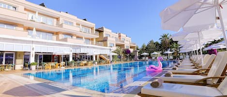 Outdoor pool, pool umbrellas, sun loungers