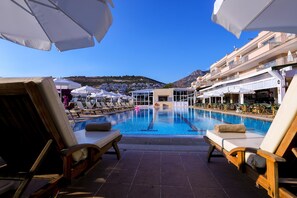 Outdoor pool, pool umbrellas, sun loungers - Happy Hotel Kalkan (Kas)