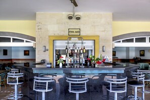 Bar en milieu de piscine