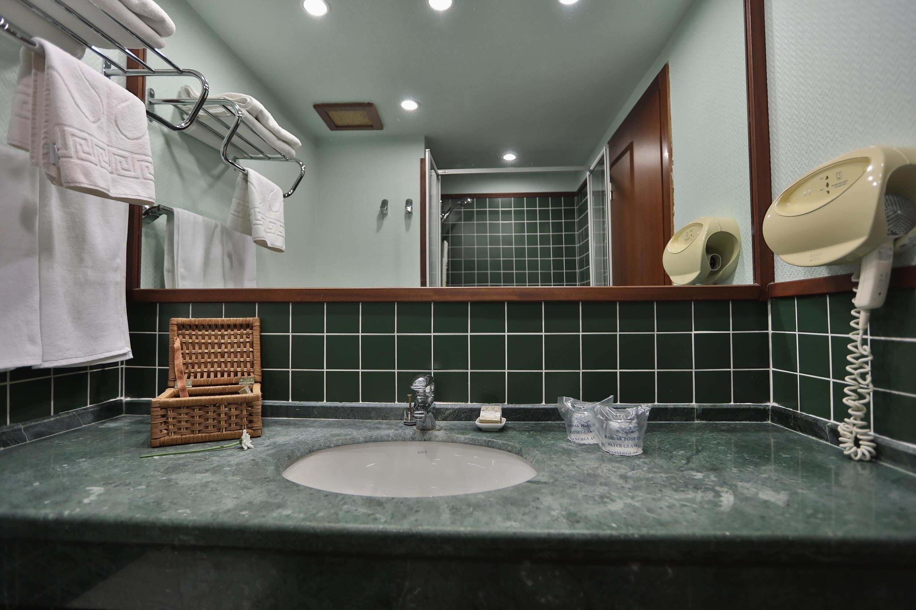 standard double or twin room | bathroom | shower, free toiletries, hair dryer, bathrobes