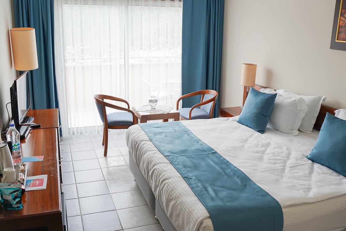 Standaard kamer, 1 twee- of 2 eenpersoonsbedden | 1 slaapkamer, luxe beddengoed, een minibar, een kluis op de kamer