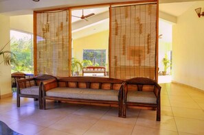 Una habitación tradicional japonesa con suelo de tatami, un banco de madera bajo y un separador de shoji.
