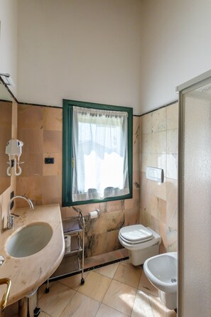 Douche, articles de toilette gratuits, sèche-cheveux, bidet