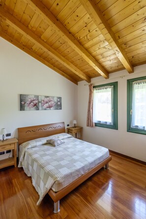 Safe på rommet, skrivebord, lydisolert og wi-fi (inkludert)