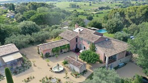 A large villa with a courtyard, a swimming pool, and a garden. - Le Mas Carré (Seguret)