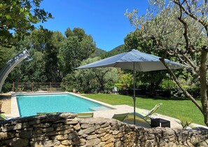Outdoor pool, pool loungers - Le Mas Carré (Seguret)
