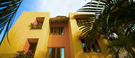 Vista frontal de la propiedad