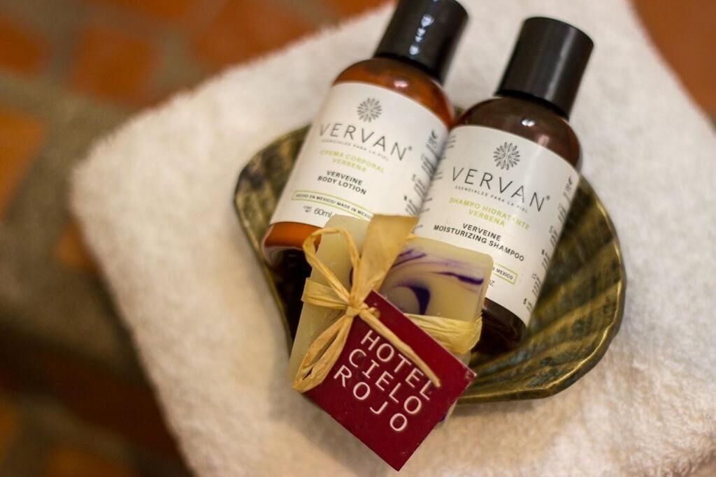 Two bottles of Vervan body lotion and shampoo on a tray with a Hotel Cielo Rojo tag.