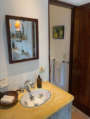 Habitación clásica doble de uso individual, 1 cama de matrimonio, baño privado, planta baja | Baño | Ducha, secador de pelo, albornoces y toallas