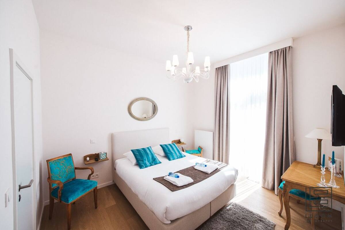 1 bedroom, premium bedding, desk, soundproofing