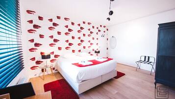 1 bedroom, premium bedding, desk, soundproofing