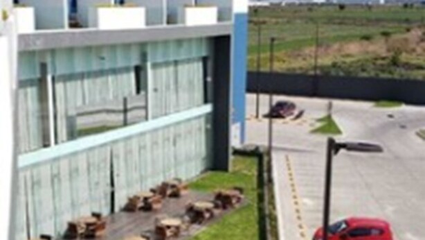 Un hôtel doté d’une terrasse et d’un parking.