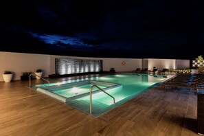 Outdoor pool, open 7:00 AM to 10:00 PM, pool loungers - Hilton Garden Inn Salamanca (Salamanca)