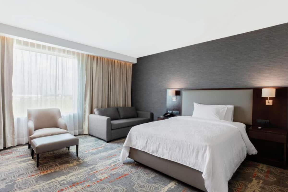 Premium bedding, in-room safe, blackout drapes, soundproofing