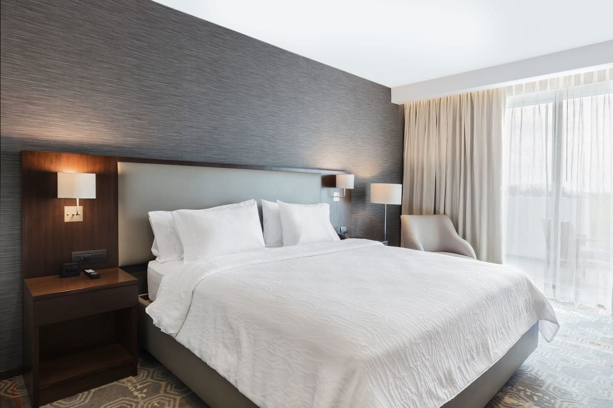 Premium bedding, in-room safe, blackout drapes, soundproofing