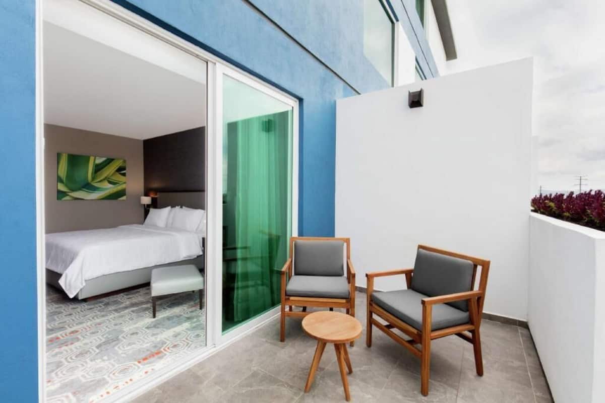 Premium bedding, in-room safe, blackout drapes, soundproofing