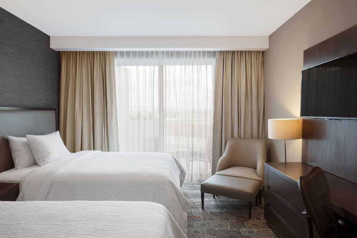 Premium bedding, in-room safe, blackout drapes, soundproofing