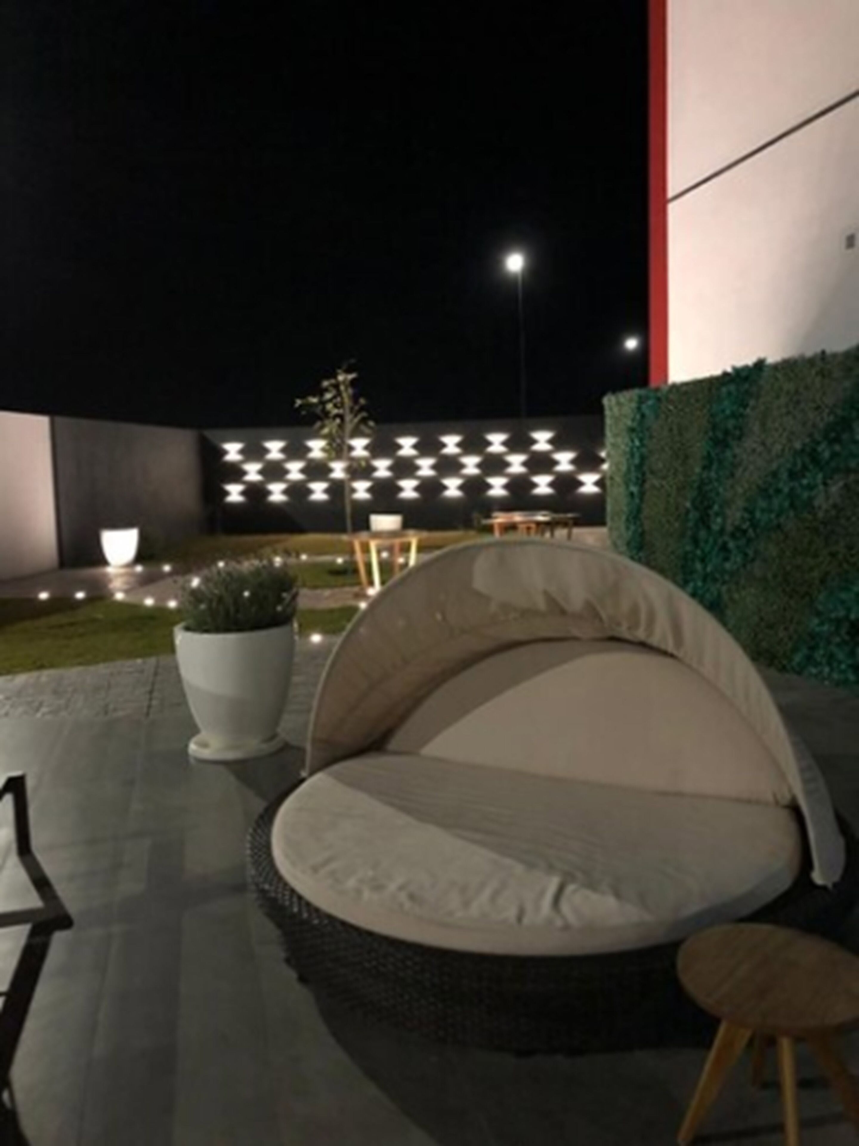 outdoor pool, open 7:00 am to 10:00 pm, pool loungers