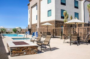 Piscina externa, espreguiçadeiras