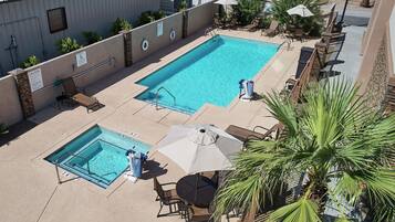 Piscina externa, espreguiçadeiras