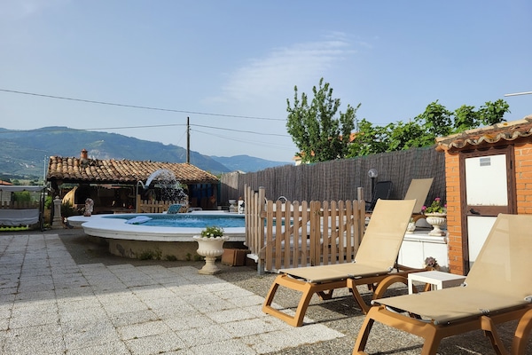 Una piscina al aire libre de temporada, una piscina con cascada