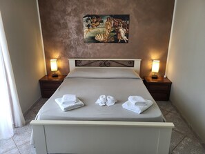 华丽双人房, 独立浴室, 池畔 | 记忆海绵床垫、迷你吧、特色装修、笔记本电脑工作区