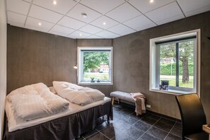 Departamento, baño privado | Ropa de cama de alta calidad, escritorio y cortinas blackout
