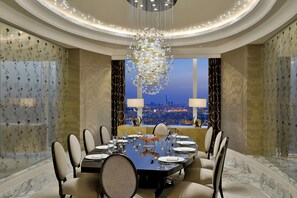 Suite royale, 1 trĂšs grand lit | Coffre-fort, bureau, rideaux dâobscurcissement, systĂšme dâinsonorisation
