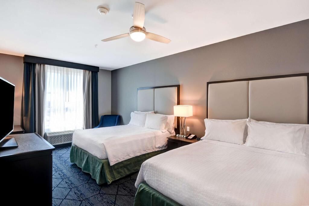 Premium bedding, in-room safe, desk, laptop workspace