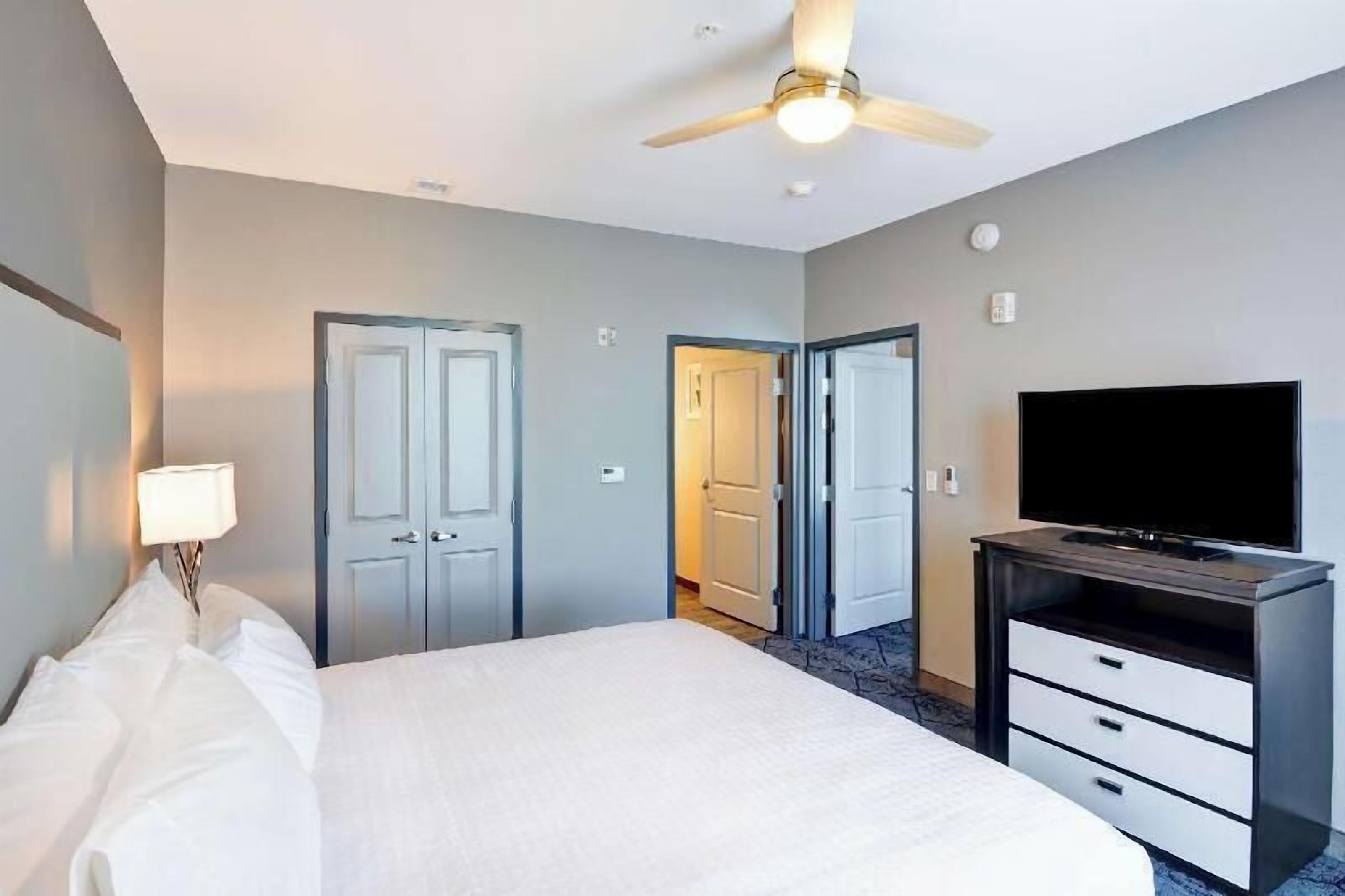 Premium bedding, in-room safe, desk, laptop workspace