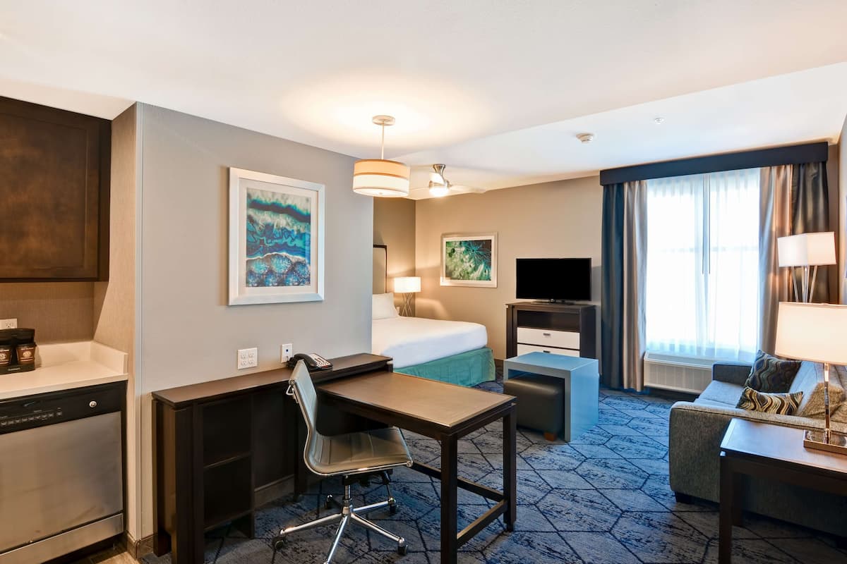 Premium bedding, in-room safe, desk, laptop workspace