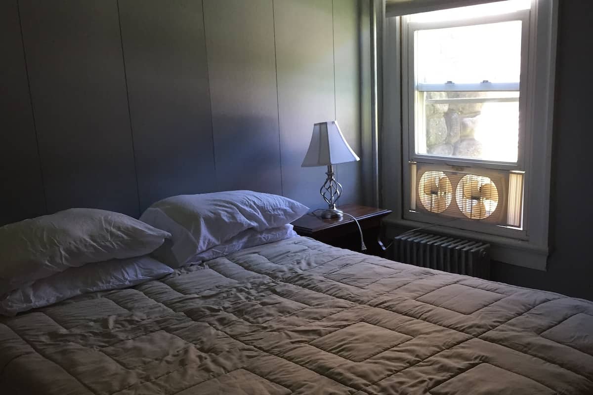 basic apartment, 2 bedrooms, kitchen | free wifi, bed sheets