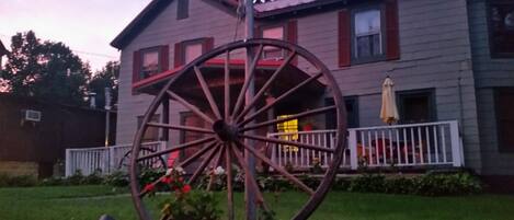 Fachada da propriedade à noite