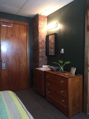 Chambre classique, 1 grand lit | Accès au Wi-Fi (inclus), literie fournie