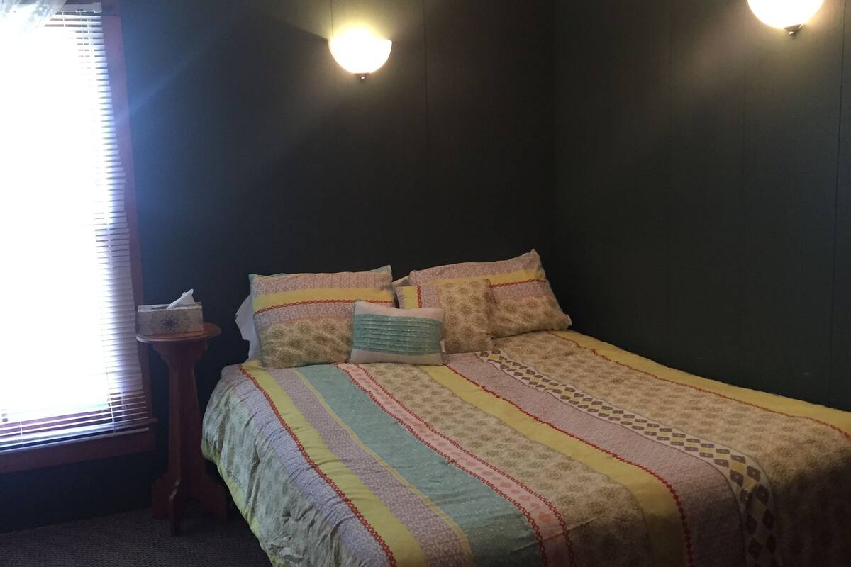 classic room, 1 queen bed | free wifi, bed sheets